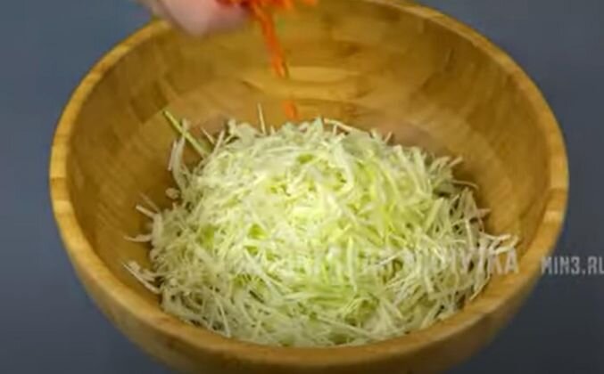 1. Вниз капусту и морковь, солю и хорошо разминаю руками, прям хорошо, теперь сахар, уксус, растительное масло лучше ароматное подсолнечное.