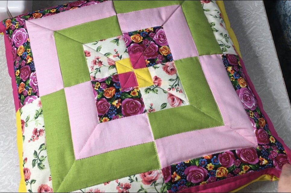 Несколько узких полосок ткани, сшитых между собой, а потом хитро разрезанных и снова сшитых. Мастер-класс: