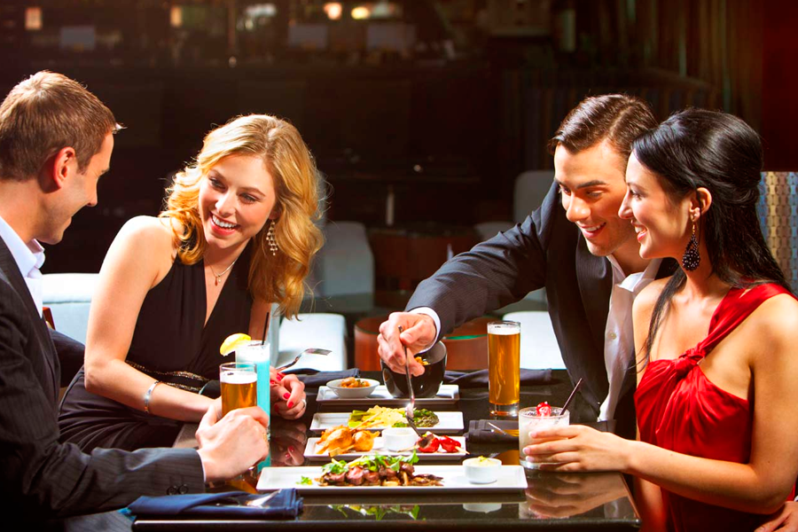 человек с кофе. люди в ресторане. человек с кофе. кафе с посетителями. люди за столом в кафе.