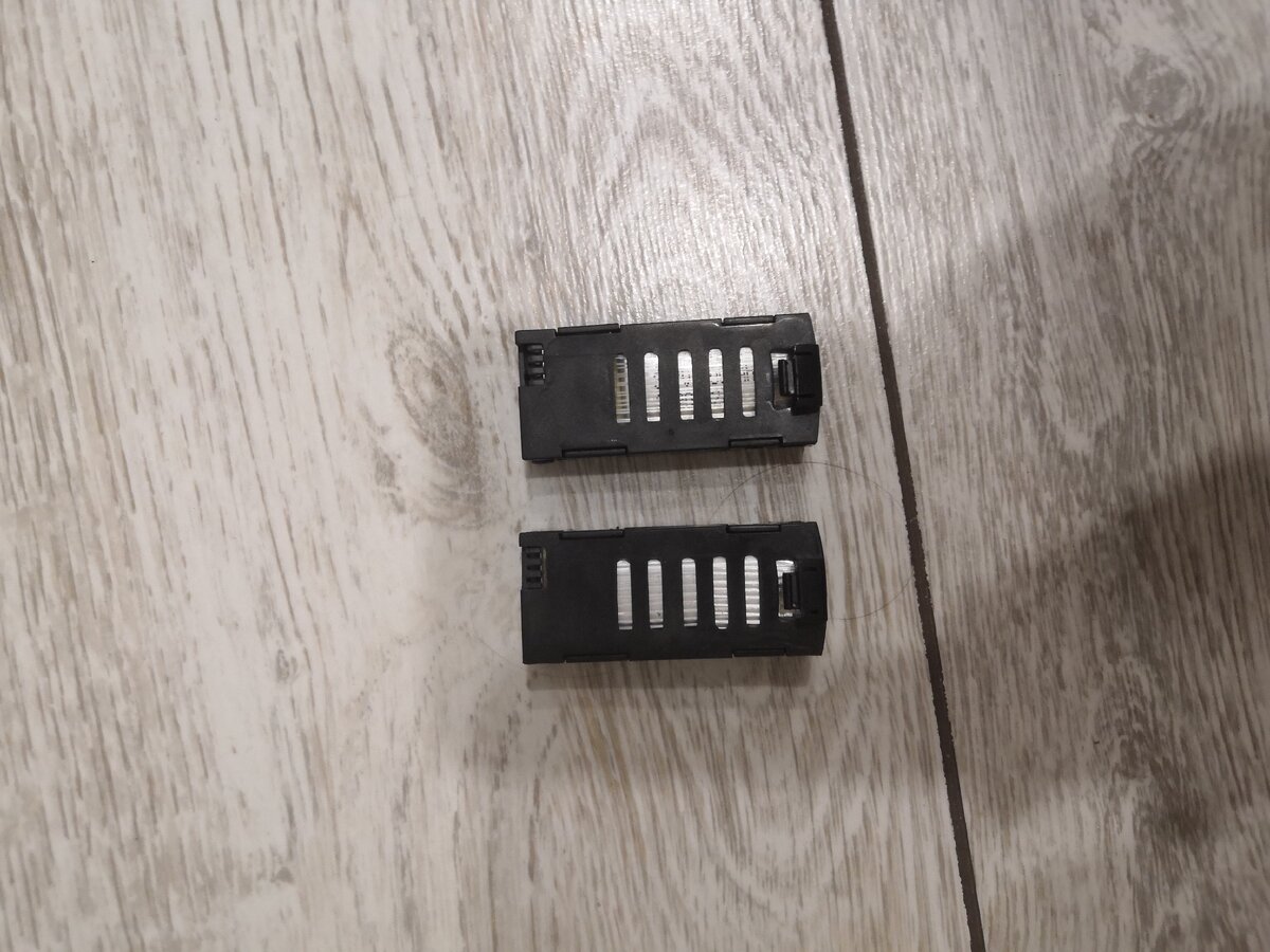 В комплекте два аккумулятора, один идет  в самом дроне, другой запасной.