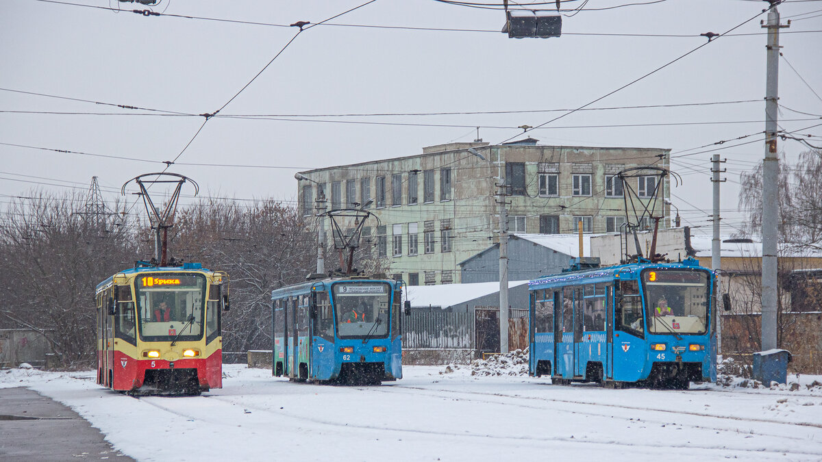 Трамвайные вагоны  71-619КТ  с бортовыми номерами 5, 62 и 45