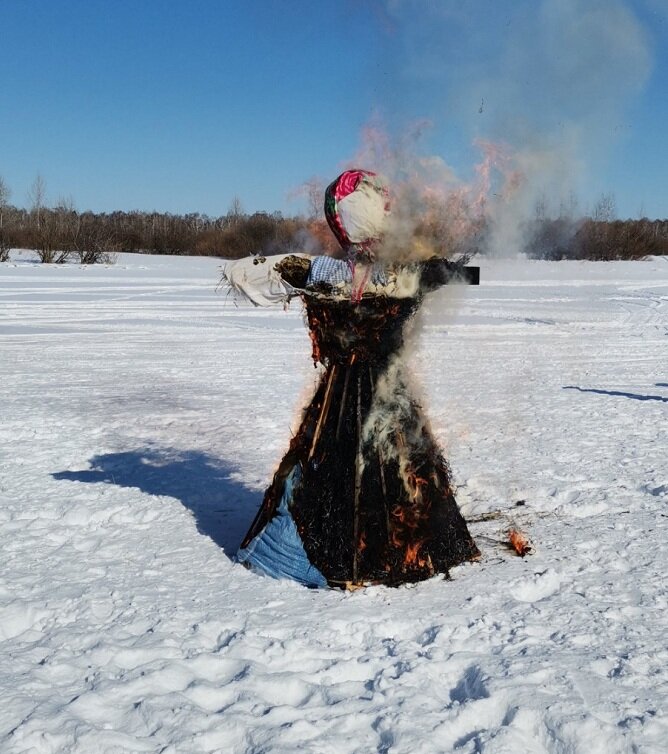 Чучело сожгли. (Фото взято из деревенской группы Viber)