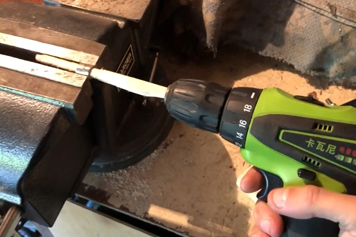 На второй скорости делаем из заготовки шкант.