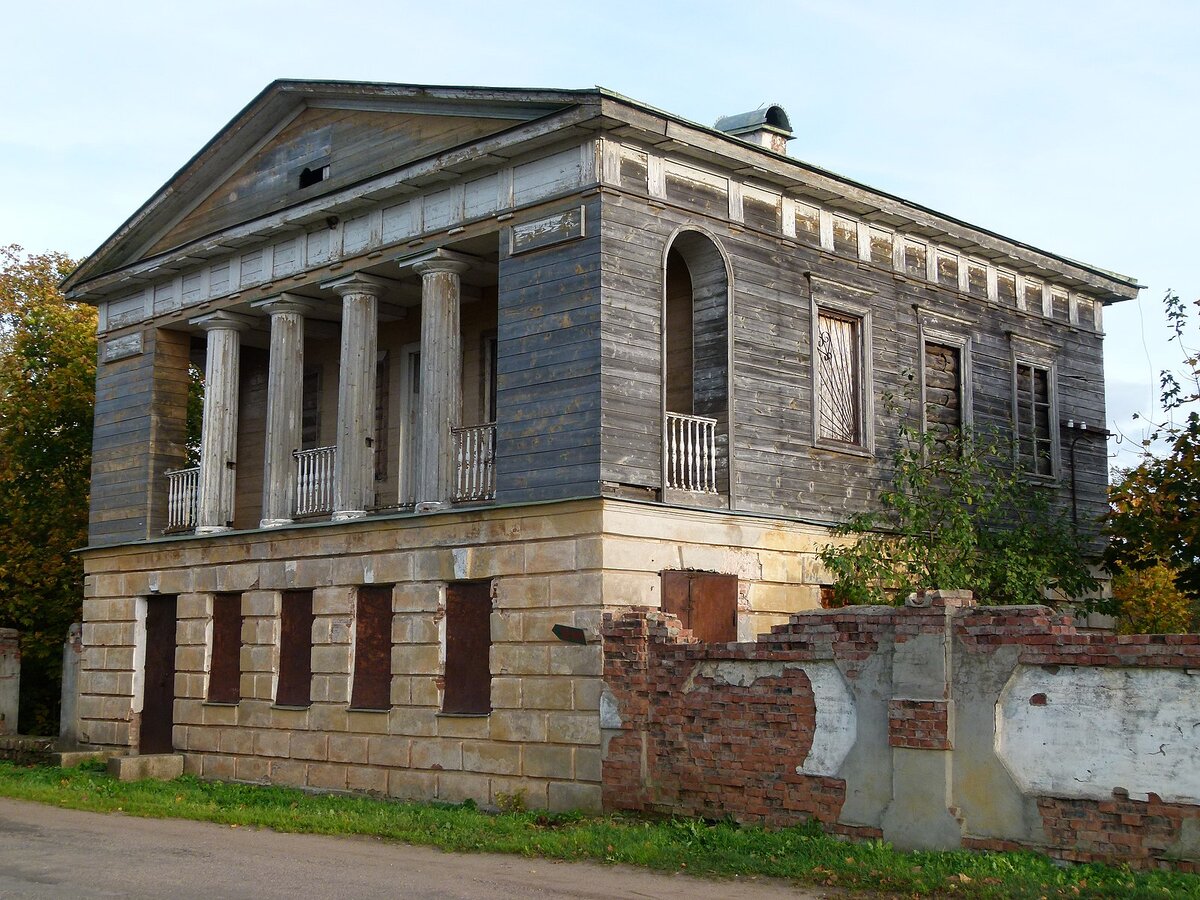 Фото из интернета. Так выглядел Путевой дворец до реставрации.