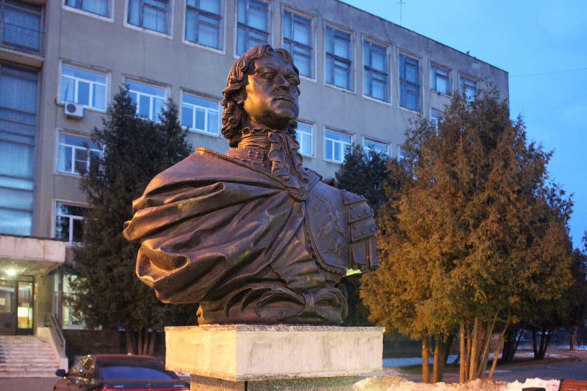 Памятник Петру Великому. Адрес: Казанский пр., д. 17