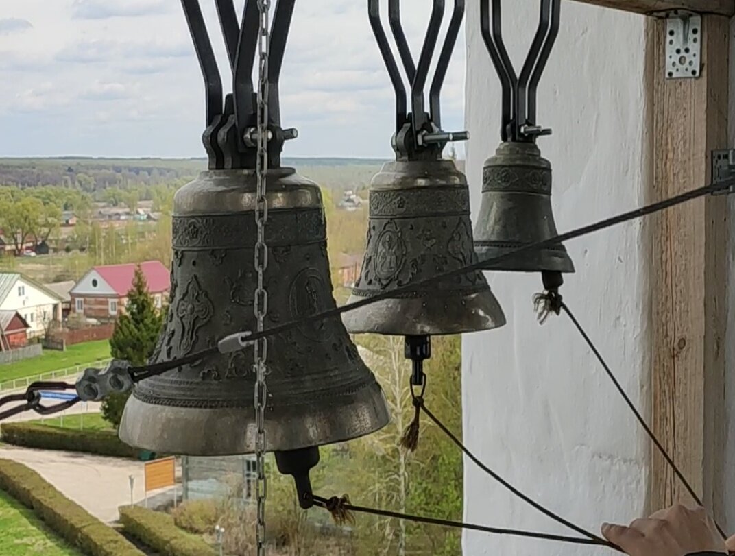 Почему звонят колокола в церкви. Мингунский колокол. Храм Андрея Первозванного Керчь звон в колокола. Колокол часов. Мехелен колокола.