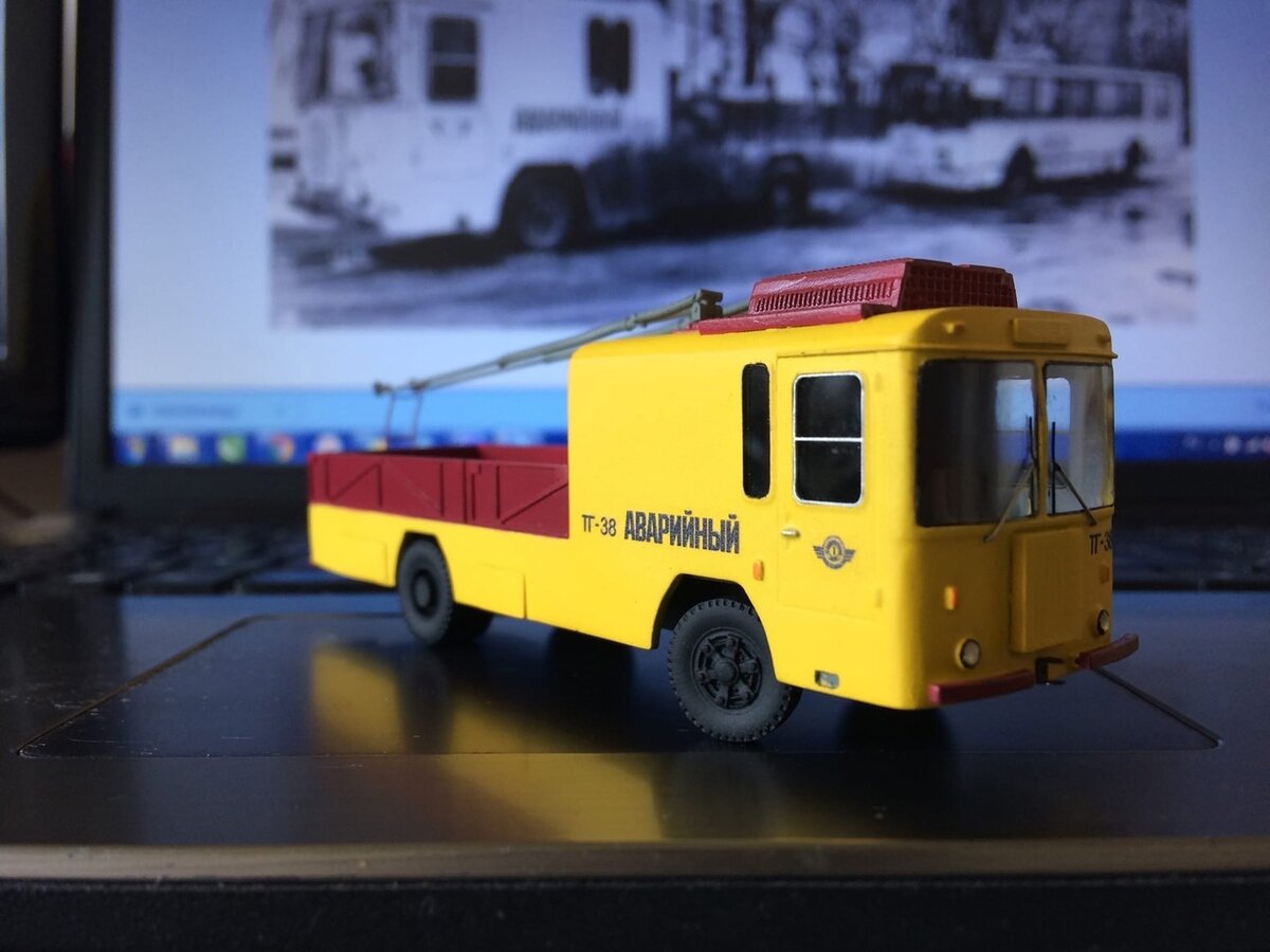 Троллейбус КТГ-2 в масштабе 1:87