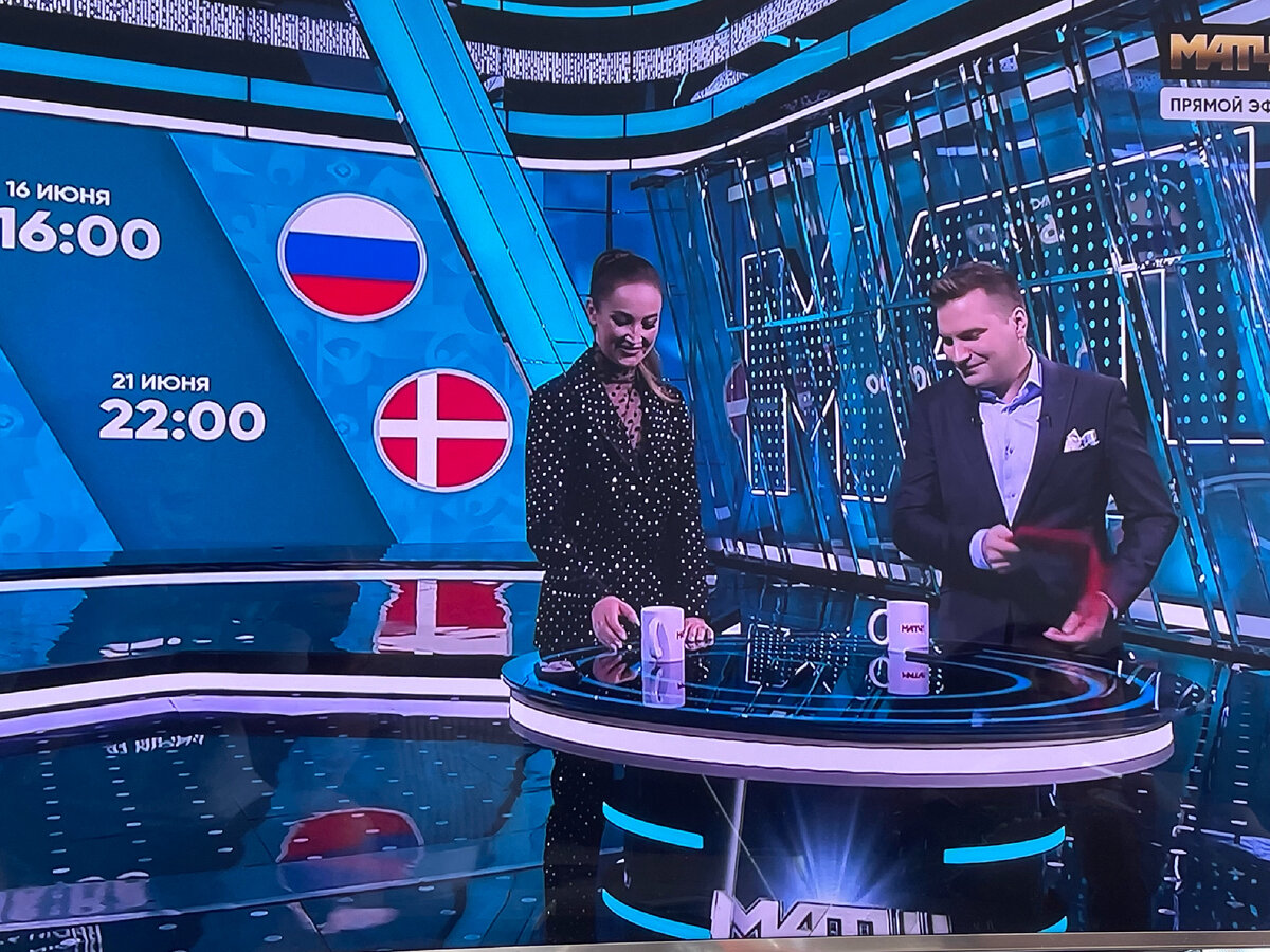 Один из немногих кадров приличной обстановки в студии. 