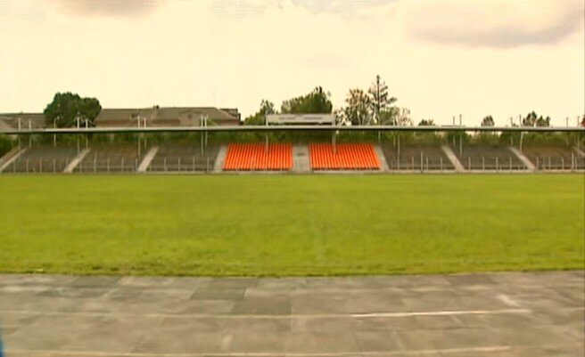 Кадр из сериала "Команда" (2004). Домашний стадион ФК "Торпедо" (Болотное).