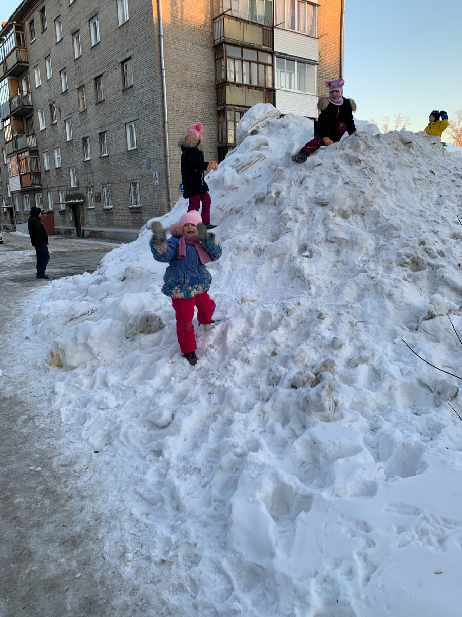 Вот такие горы снега в Новосибирске есть ещё в марте