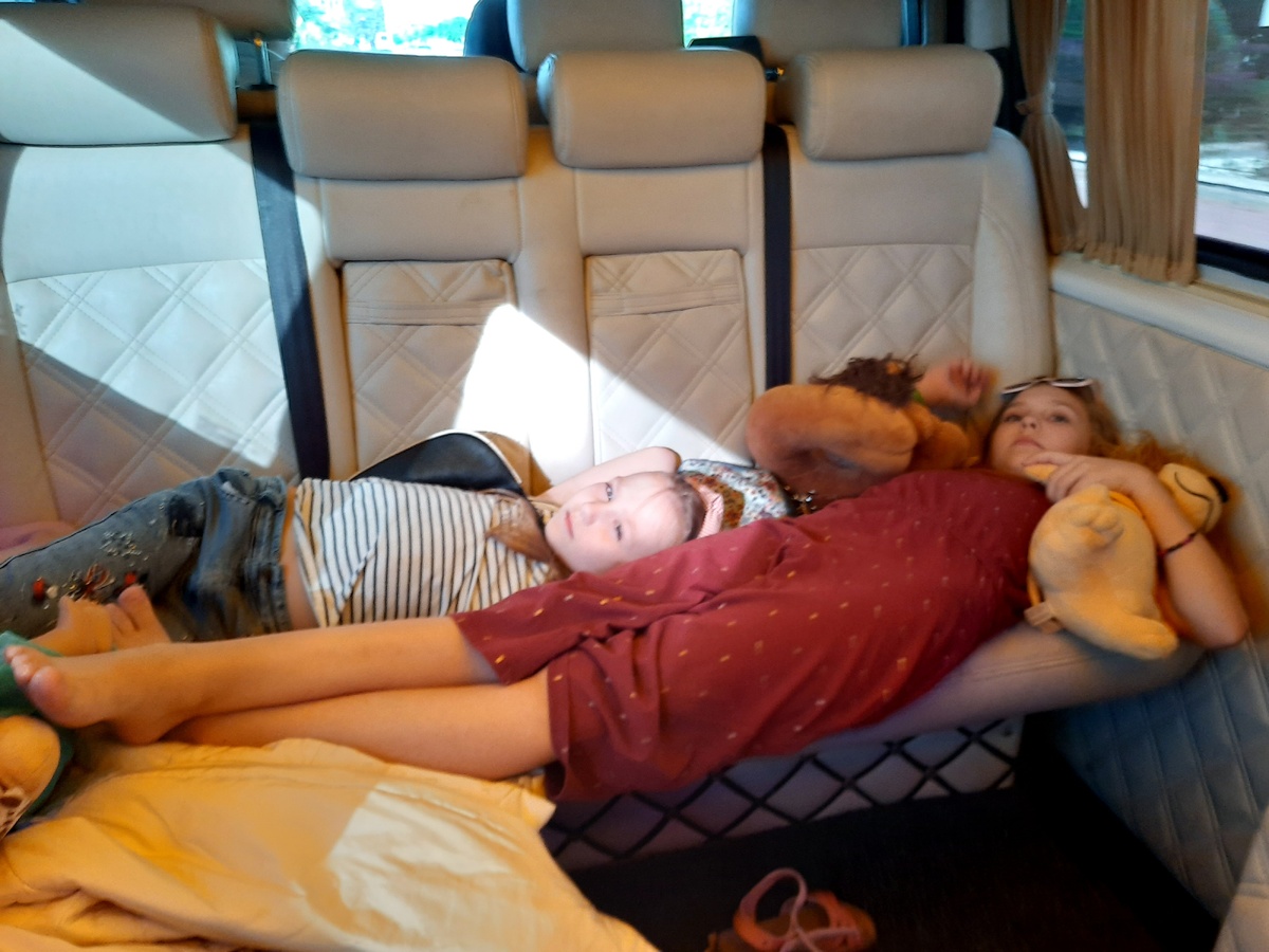 в тесноте, да не в обиде)) хотя, как сказать... 