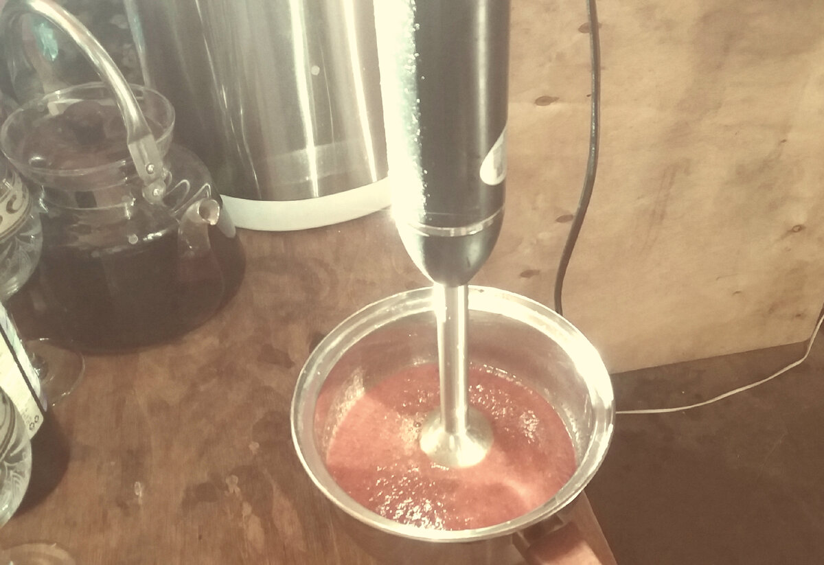 Борщ перемолотый блендером так же вкусен. Но пользы организму он уже принесет меньше