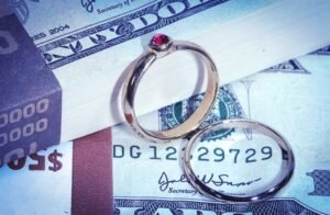 Судебное решение не было направлено на принудительное исполнение. Истец получил исполнительный лист. Он может передать его на принудительное исполнение (именно может, а не обязан). «Под принудительным исполнением понимается передача исполнительного документа судебным приставам или в бухгалтерию по месту работы ответчика, для удержания денежных средств, вне зависимости от желания плательщика»