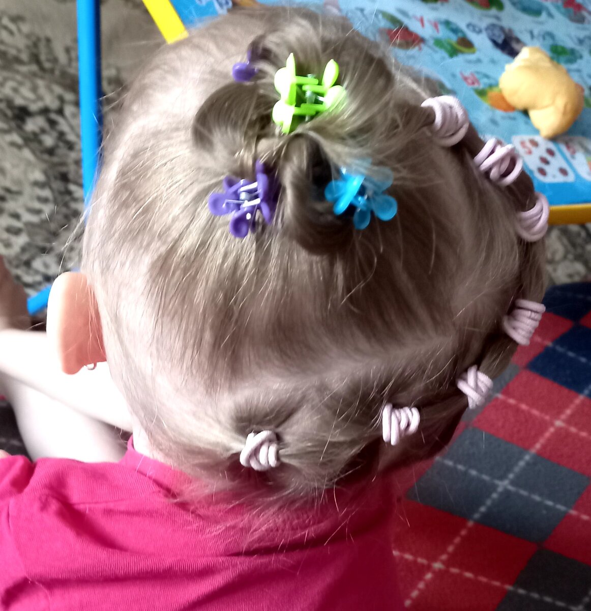 Детские тонкие волосики от ежедневных манипуляций серьезно страдают. Поэтому отдадим предпочтение, практичным и простым прическам, чтобы прядки не падали на глаза, мешая малышке в игре или на занятиях.