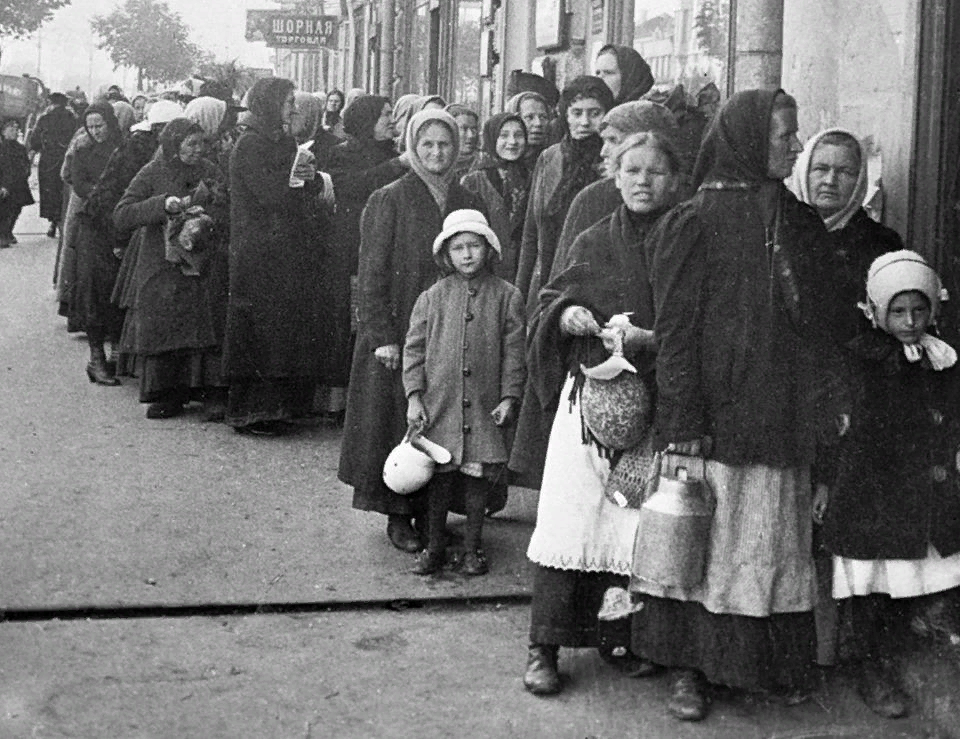 Очередь за хлебом в блокадном Ленинграде 1941. Очередь за хлеьом блакада Ленинграда. Дети блокадного Ленинграда в очереди за хлебом.