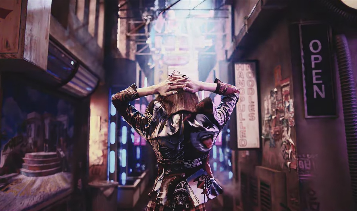 Первый образ, в начале нам показывают как она идёт куда-то.