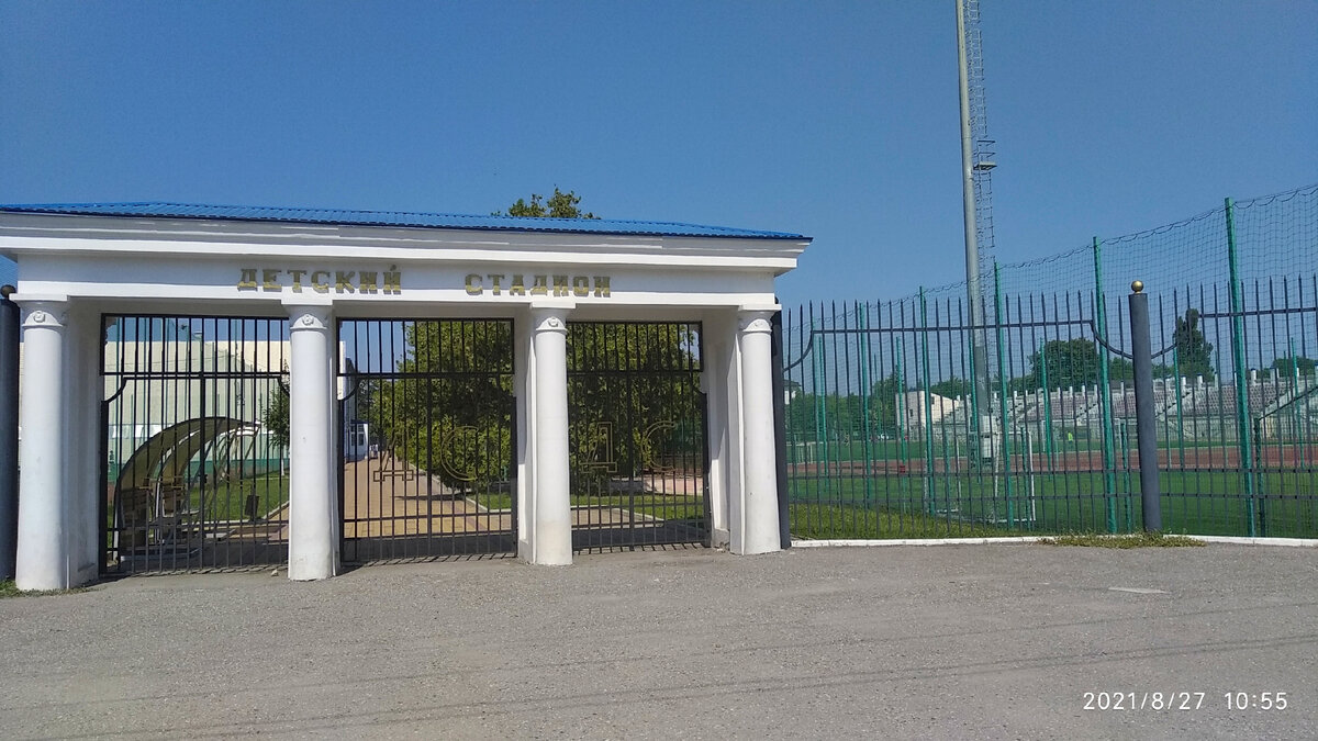 Вход на "Детский" стадион в Нальчике (правда этот красивый вход был заперт, заходили на стадион, через непримечательную калитку на другой улице. 
