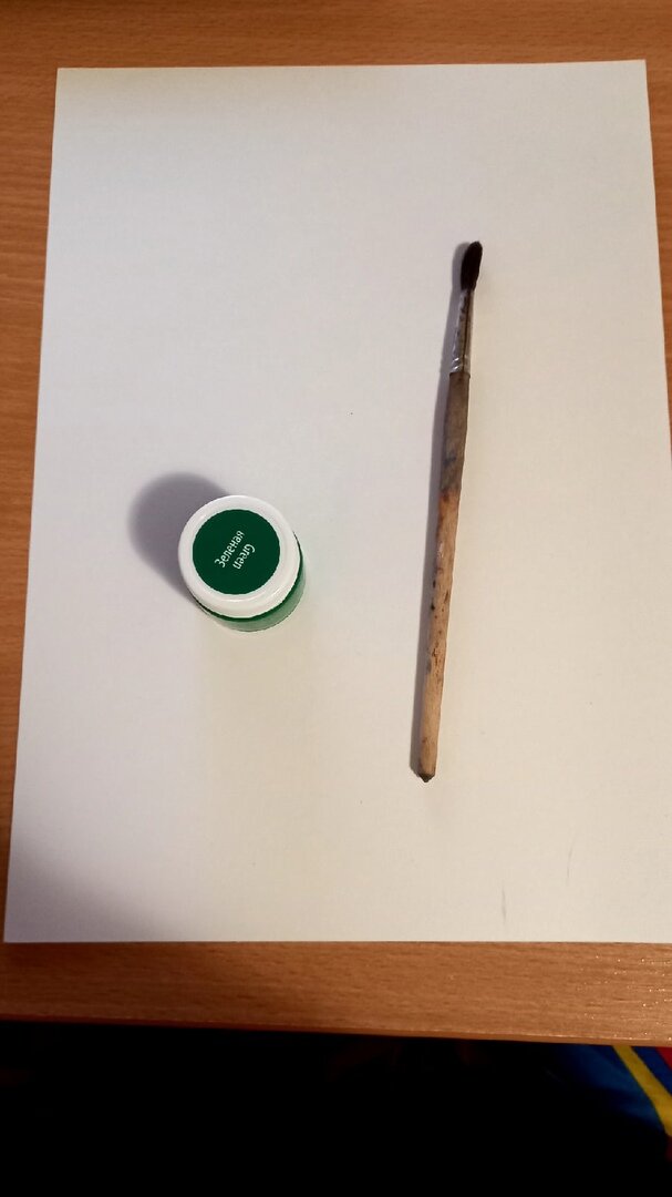 Зеленая акриловая краска, кисточка пони круглая, бумага 