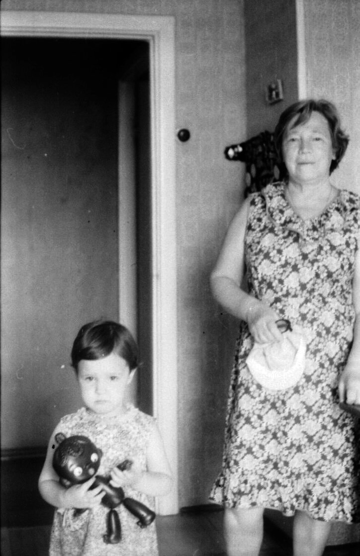 Я с пупсом. Фото из личного архива, 1981