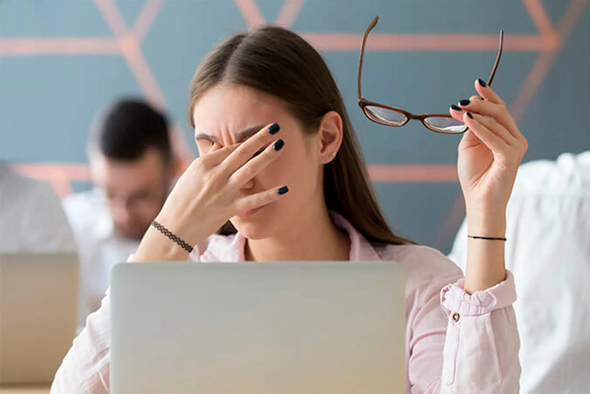 Проблемы со смартфоном. Человек со смартфоном. Человек с плохим зрением. Смартфон человек со смартфоном. Мужчина с телефоном.