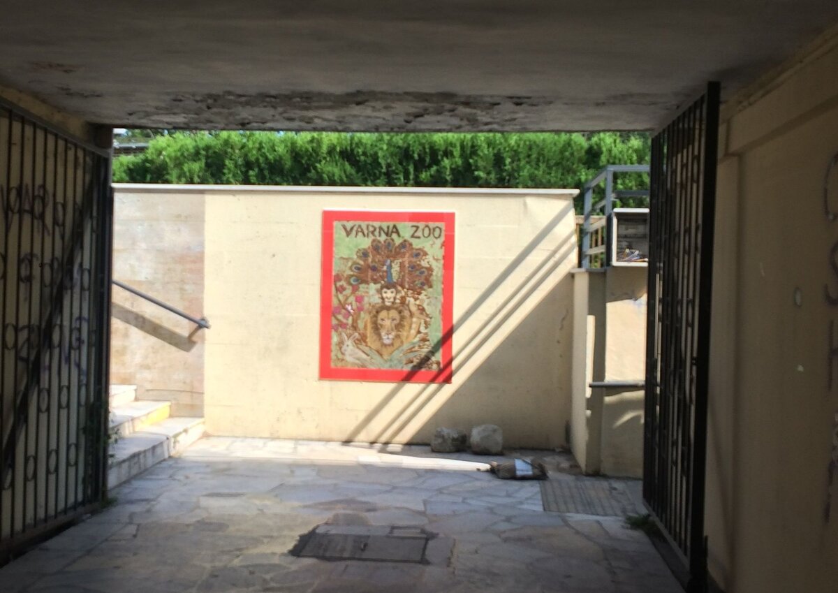 Вывеска в подземном переходе на выходе к парку 