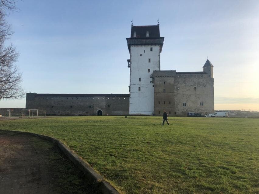 Плюсы поездки именно в Эстонию. Самый большой – это отсутствие большого количества туристов в стране. В Таллине и в Нарве, конечно, туристов достаточно, зато вся остальная страна в вашем полном распоряжении.