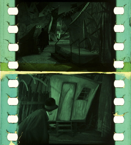 Под покровом темноты главный герой прокрадывается к домику доктора Калигари, чтобы узнать, чем занимается зловещий подозрительный старикашка