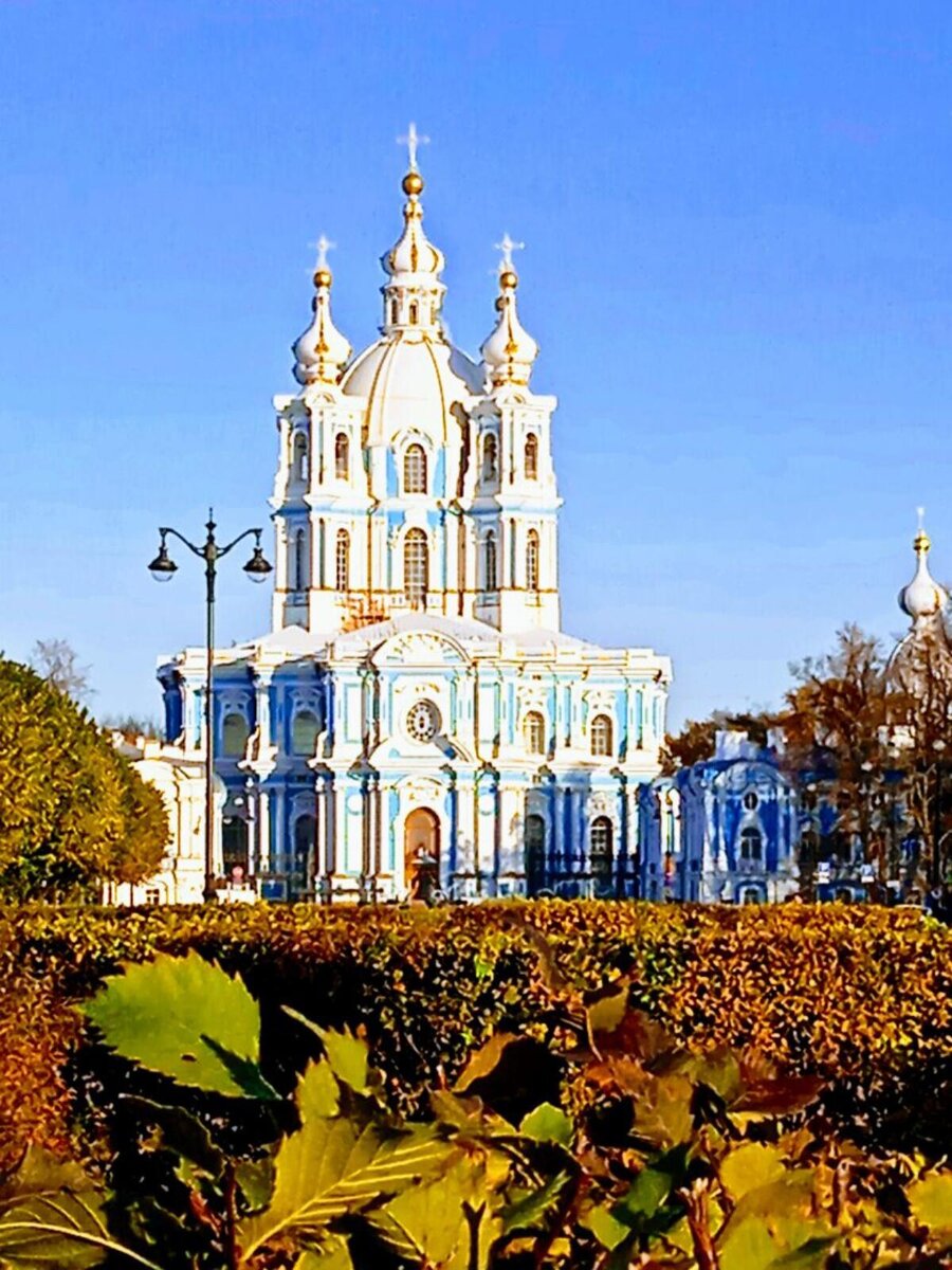 Смольный осенью.