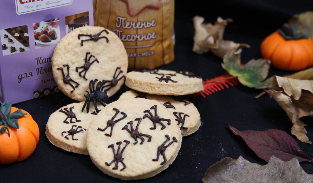 Песочное печенье с шоколадными паучками