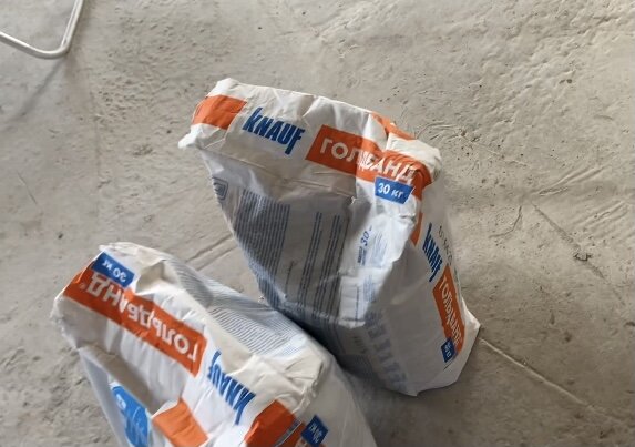 Я использовал штукатурку гипсовую кнауф, купил самую дешёвую в магазине.