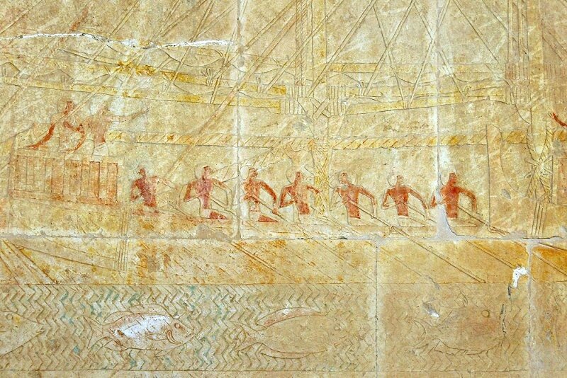 Корабль экспедиции Хатшепсут в Пунт (внизу под водой изображены экзотические рыбы)