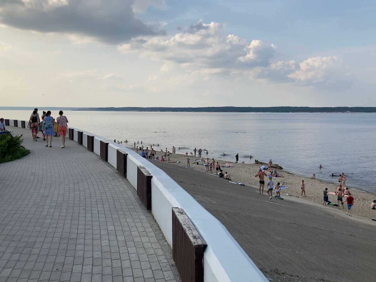 Красивый вид набережная несколько километров. Отличная прогулка.