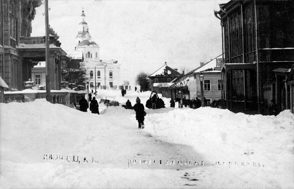 Бежецк. Рождественский (ныне Первомайский) переулок. Вид на храм Рождества Христова. Открытка начала XX века по фотографии П.М. Дружинина. Справа каменный дом купцов Коровкиных, слева – дом братьев Неворотиных. Из открытых источников.