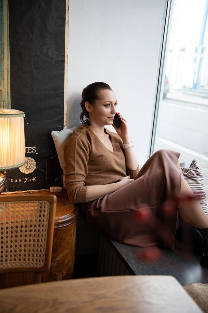 Скажи мне "нет". Ну давай, попробуй! Особенно если нас связывают родственные связи или мы дружим. Откажи мне и почувствуй вину за отказ, давай! А если мы коллеги - сможешь мне отказать? А если мы добрые соседи? Тоже тяжеловато, правда? 
Нет - слово непростое, говорить его сродни искусству. И как любое искусство - это умение рождается из любви. Любви к себе.

Сколько раз вам не удавалось сказать нет в тот момент когда вы этого хотели?!
Что вас заставляло согласиться?! Это был страх.

Даже если попытаться найти логические доводы для ощущения дискомфорта от слова "нет" - на первом уровне всегда будет страх. Может страх смерти или одиночества, страх почувствовать себя виноватым или ощутить стыд за чужие эмоции и проблемы.

Не сказать "нет" в ущерб собственным интересам - это предательство самого себя…

Сколько раз подобное происходило в вашей жизни?! Страшно представить.

Перестаньте в конце концов жертвовать собой, никому не нужны жертвы…
Вам тем более… Счастлив от вымученного согласия никто не становится, ни вы, ни тот кому вы не смогли сказать своё «нет»

Просто представьте, что, например, подруга, за которую вы сделали работу осознала, что от этого вы страдали?! Как она к этому отнесётся?

А теперь поменяйтесь местами. А что если тот сосед, который для вас отменил встречу и поменял вам кран, в душе тихо проклинал и вас и ваш кран? Каково?

Я б пожалуй, отказалась и от того и от другого места. Там нет души…
Только травмы, которые «играют» НАС в жертву…

Как справиться?!
Практик много, в том числе регрессия. Регрессия пока самый быстрый интрумент для проработки.

Но! Всегда за углом поджидает мое любимое "НО")) Обсудим его в другой раз!

Завершу пожалуй одним универсальным советом - начните с малого. С малюююююсенького "нет". Откажите там, где это легко и прочувствуйте баланс.

Иногда можно даже «притвориться», что говорить нет легко и безопасно!

Просто пробуйте.

А затем отследите свои чувства, мысли, эмоции и если будут сложности - приходите на консультацию, я помогу вам с этим разобраться!

И это сделает вашу жизнь немного легче и расслабленнее!
И вы, наконец-то, сможете дать себе чуточку больше любви….
