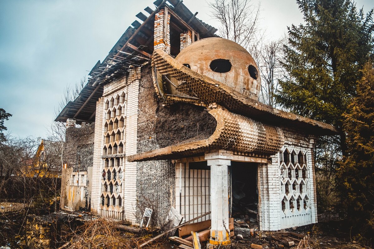 Дом с шаром на крыше