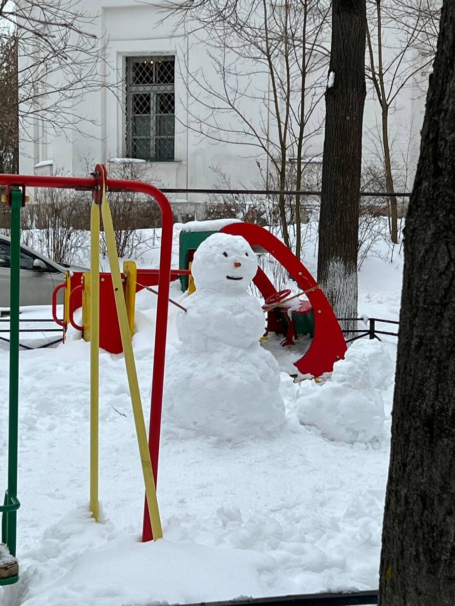 Можно представить человека на другом конце трубки, как угодно. Я часто представлял их, как снеговиков