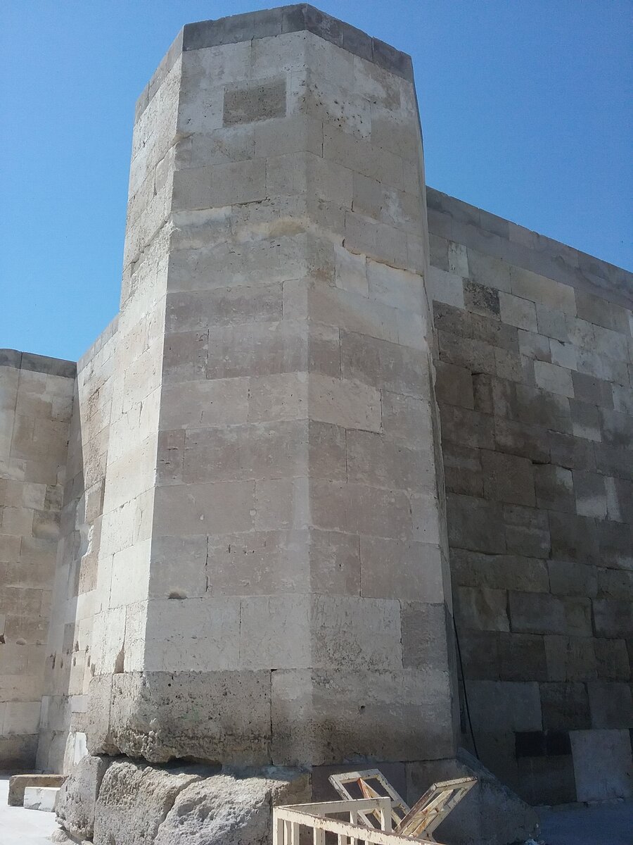 Могучая угловая башня караван-сарая