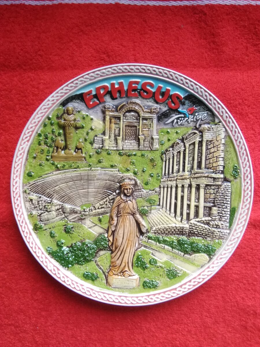  Тарелка "Эфес". В центре мы видим изображение Девы Марии.  Хорошо сохранилась здание Библиотеки Цельса. В глубине, мы видим изображение храма Артемиды и Амфитеатр, расположенный в самом начале Мраморного проспекта. его вместимость 24-25 тысяч зрителей.