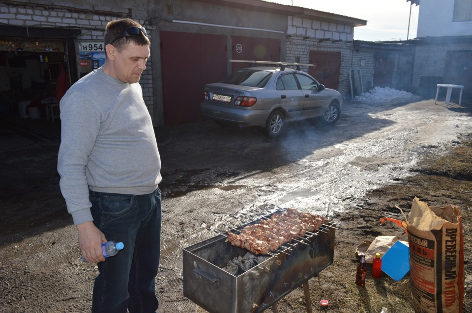 Можно ли жарить шашлык в гараже. Шашлыки на даче. Шашлычная в гараже. Шашлык в гараже. Шашлык около гаража.