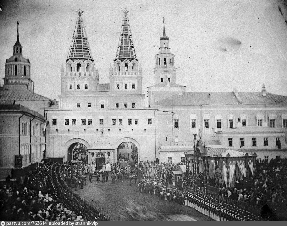 Здание бывшего Земского приказа (справа) со стороны Манежной площади, 1856. С сайта www.pastvu.com.