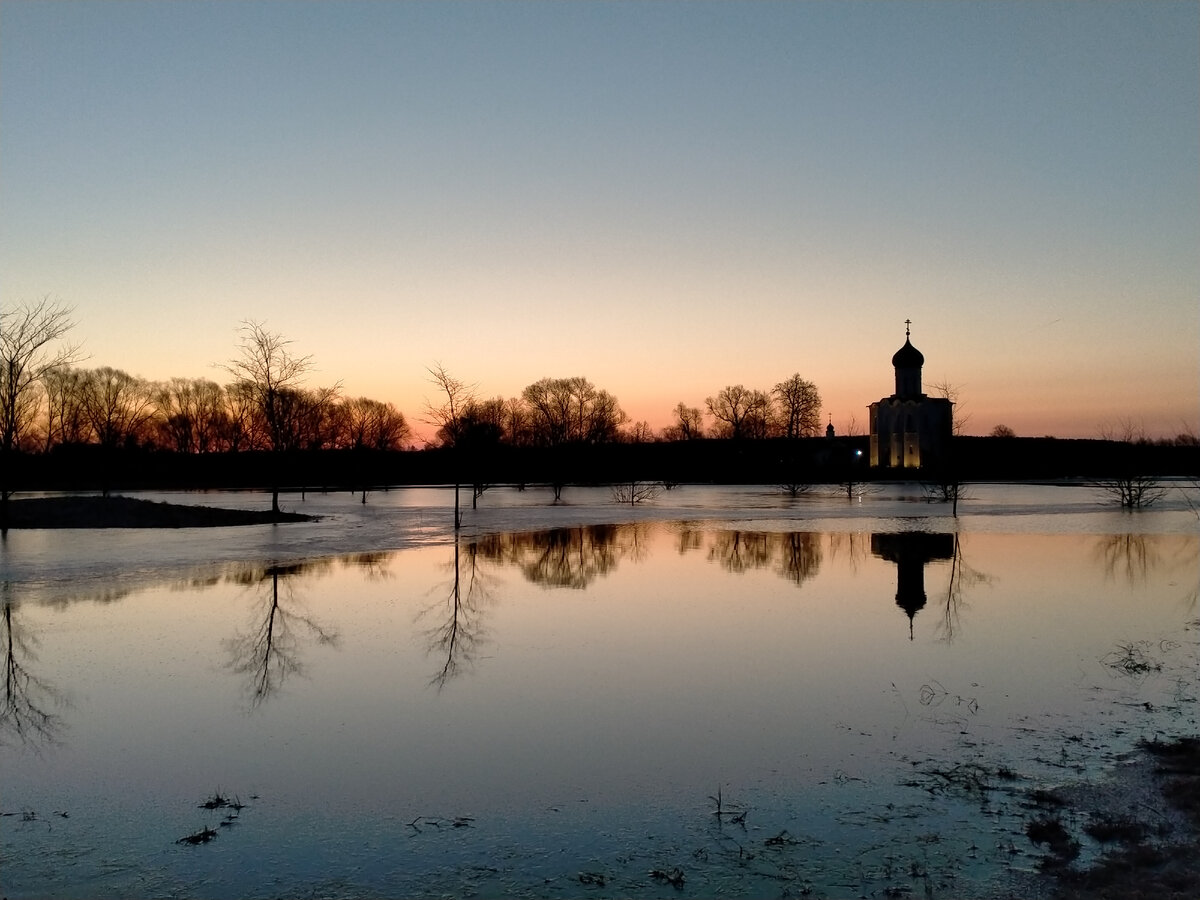 Река Нерль. Разлив. Церковь Покрова-на -Нерли