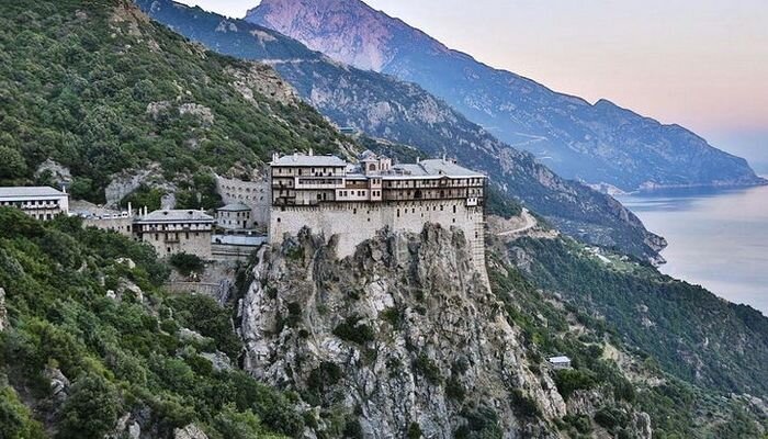 Монастырь на горе Афон. Фото. Википедия. Общественное достояние.