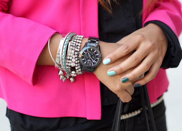 Часы и браслет на одной руке: какие аксессуары носят одновременно