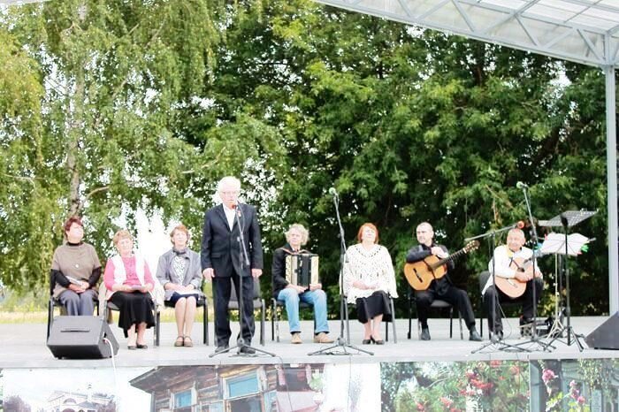 Выступают участники "Клуба поэзии" под руководством Геннадия Каретникова. Село Константиново