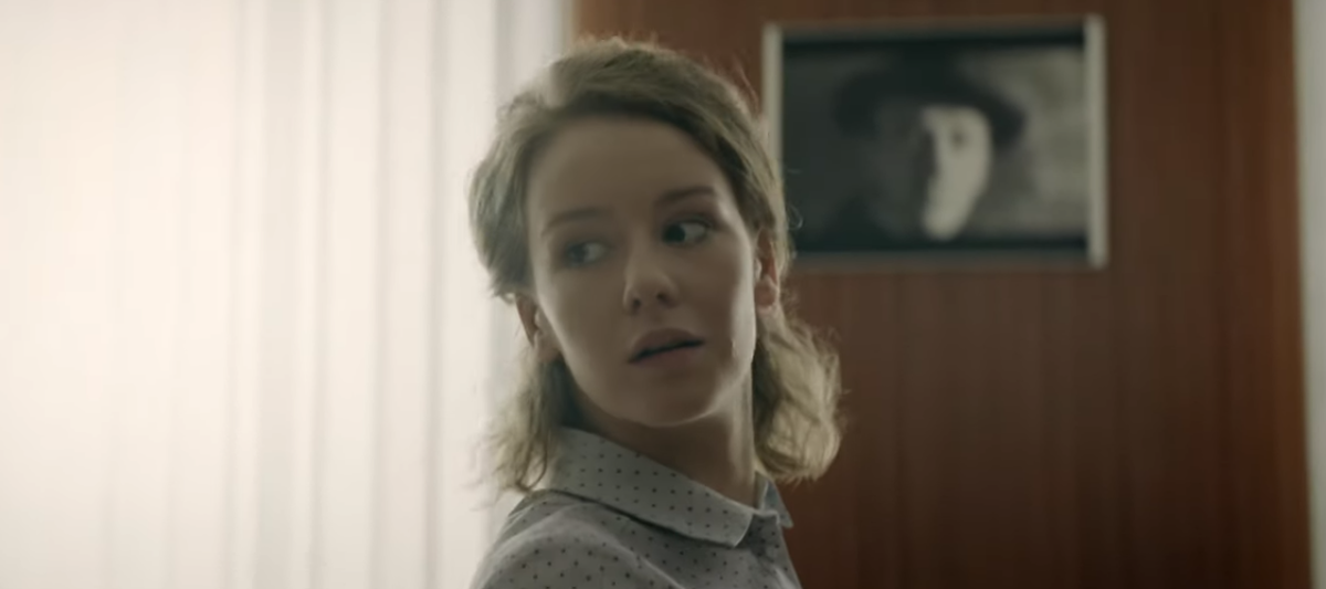 Ирина Старшенбаум. Кадр из кинофильма "Учителя", 2018 г., режиссеры Илья Куликов, Никита Грамматиков, сценаристы Илья Куликов, Василий Внуков, композиторы Денис Дубовик, Лиза Тихонова (скриншот)