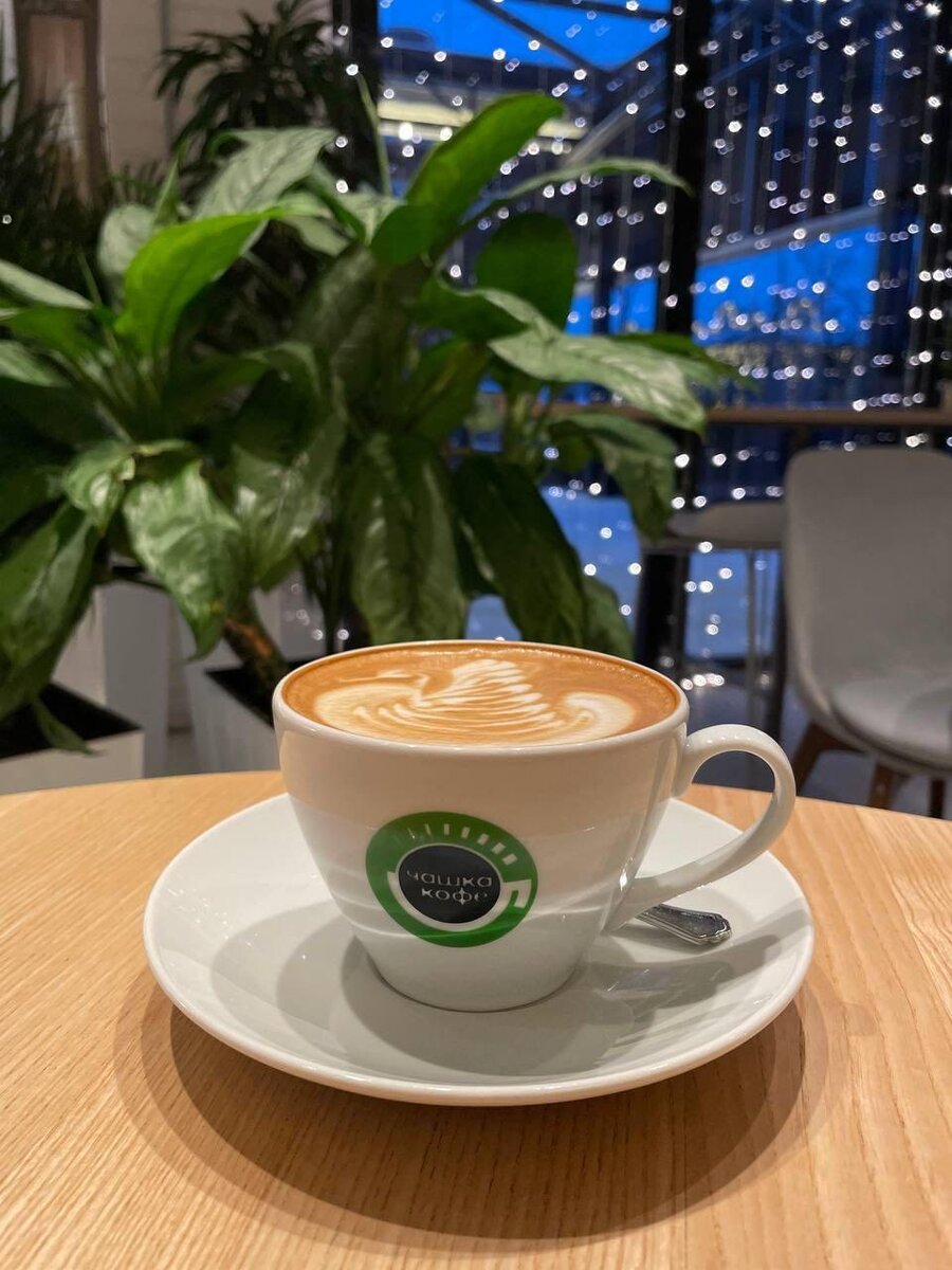 Самый распространенный метод создания латте – свободное вливание, когда рисунок на пене получается путем контроля струи молока при вливании его в чашку с эспрессо.