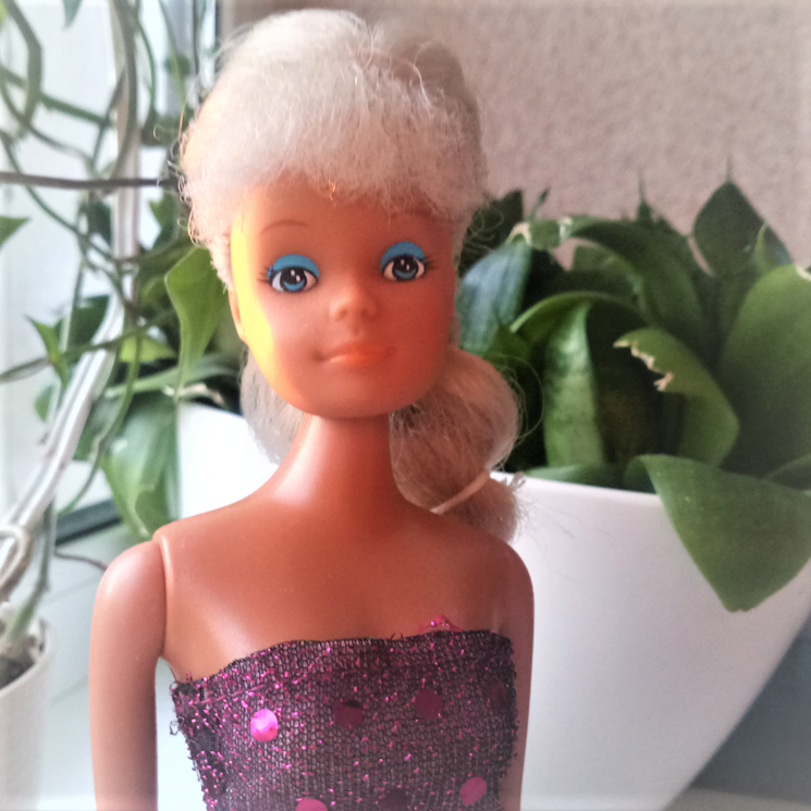 А это стандартная рисовка. Таких куколок отдают на вторичке почти даром :)