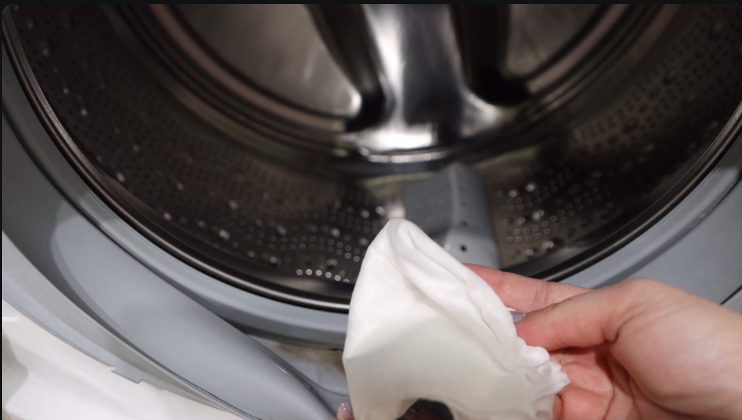 После стирки белье пахнет затхлым. Въевшаяся плесень в стиральной машине. Средство от грибка в стиральной машинке. Запах плесени в стиральной машине. Пахнет сыростью в машине стиральной.