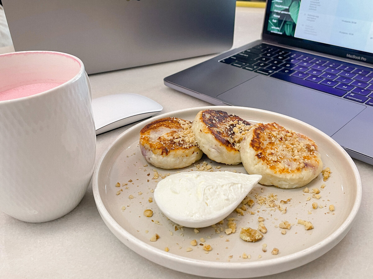 Нежнейшие сырники из рикотты с черникой и сливочным соусом