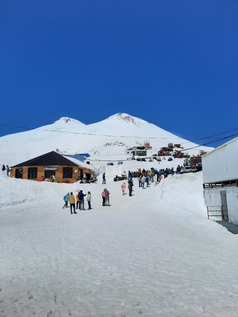 Вот это на высоте почти 4 тысячи метров. До вершины совсем немного, но там суждено побывать немногим. Альпинисты отважный народ.  За это им счастье-стоять на вершине!